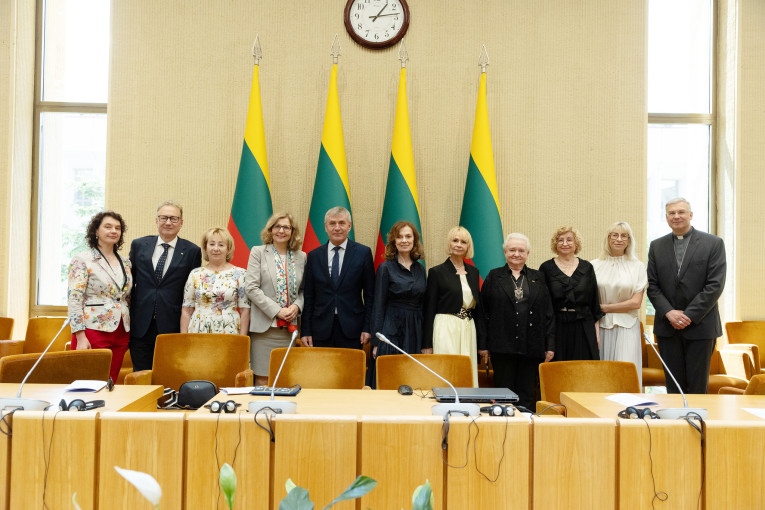 Tarptautinėje KU konferencijoje Seime mokslininkai aptarė Prano Dovydaičio idėjų aktualumą, KU profesorei įteikta premija