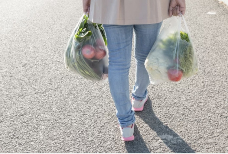 Seimas apsisprendė dėl ploniausių plastiko maišelių: klientams taps mokami