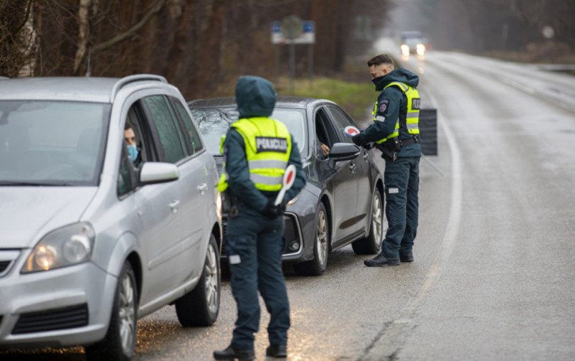 Policininkai dar kartą ragina nevykti iš namų be būtinos priežasties – patikros postai keliuose jau veikia