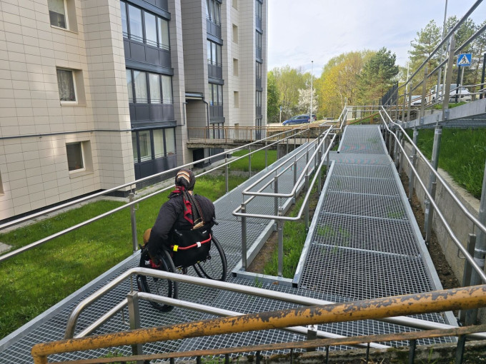 Gargžduose – išskirtinis sprendimas: prie daugiabučio įrengtas didžiulis pandusas