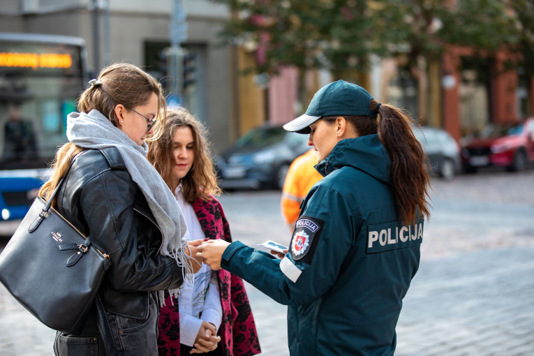 Uostamiestyje pareigūnai dalijo apsauginius lipdukus, galinčius apsaugoti gėrimų taures nuo negeidaujamų medžiagų įpylimo