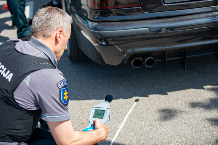 Antradienį Klaipėdos policijos pareigūnai kviečia vairuotojus pasitikrinti transporto priemonių skleidžiamą triukšmą ir stiklų skaidrumą