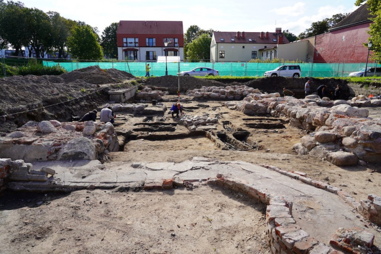 Archeologai Šv. Jono bažnyčios teritorijoje atidengė kapavietes, pristatė radinius