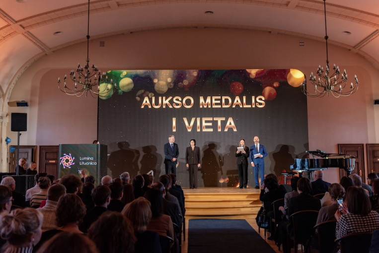 Mokslų akademijoje apdovanoti Lietuvai tarptautinėse olimpiadose atstovavę mokiniai