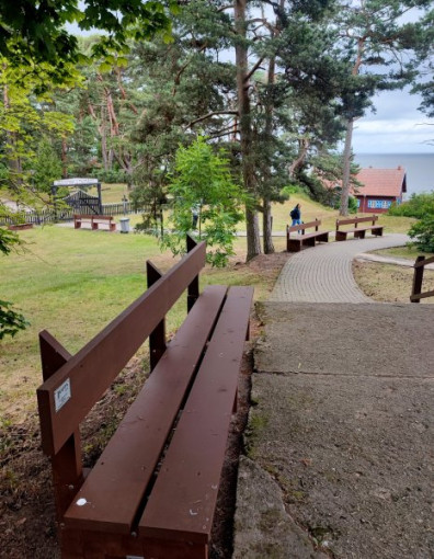 Neringos viešąsias erdves praturtino nauji suoliukai