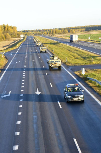 Pratybų metu šalies oro erdvėje ir keliuose – karinė technika: gyventojai raginami neišsigąsti