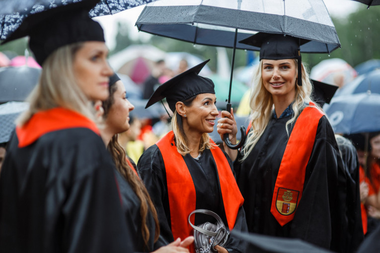 Klaipėdos universiteto absolventų rankose – diplomai su Europos universiteto ženklu