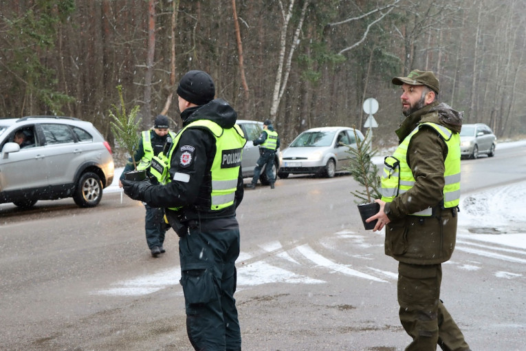 Gruodžio 16 d. stabdomiems vairuotojams – mišku kvepiantys linkėjimai iš miškininkų ir policijos pareigūnų rankų