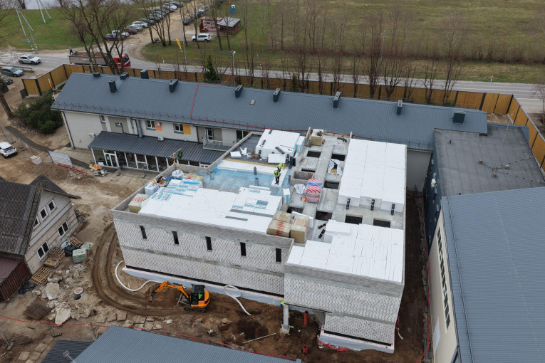Ketvergiuose iškeltas simbolinis vainikas – pažymėta mokyklos priestato statybų pusiaukelė