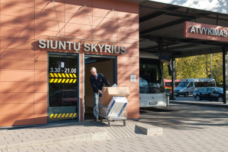 Nuo šiandien Klaipėdos autobusų stotis vėl gabens siuntas į Lietuvos miestus