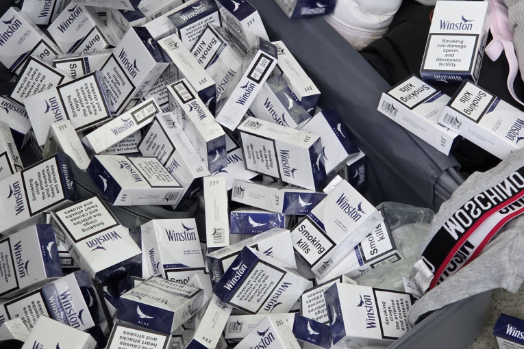 Palangos oro uoste sulaikytas keleivis su kontrabandinių cigarečių kroviniu