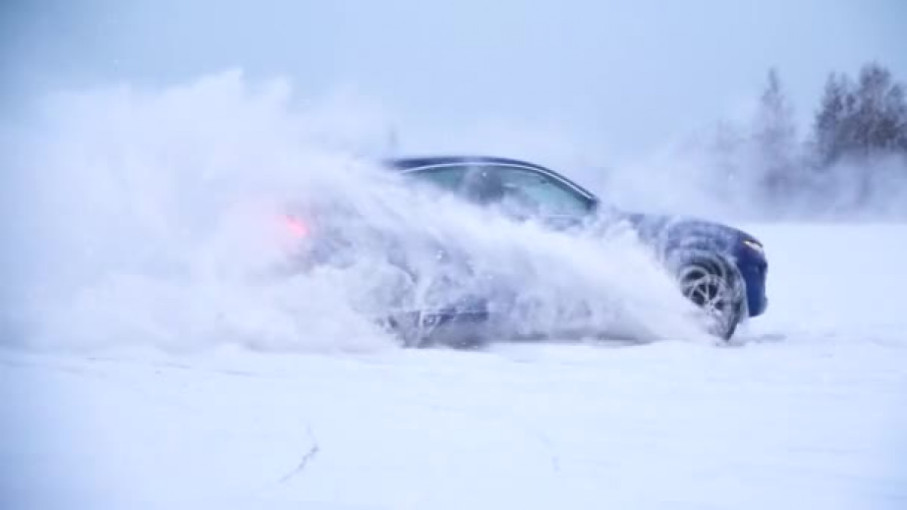 Rietavo pareigūnai surašė 15 protokolų ant slidžios kelio dangos automobiliais pramogavusiems jaunuoliams