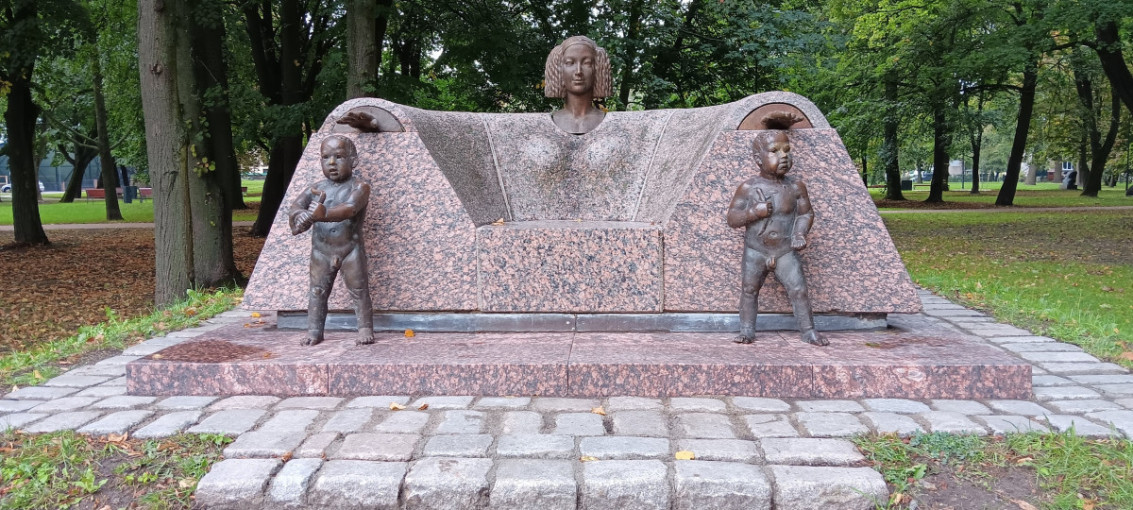 Skulptūrų parke prieš kelias dienas restauruota Vytauto Naručio skulptūra „MOTINA”