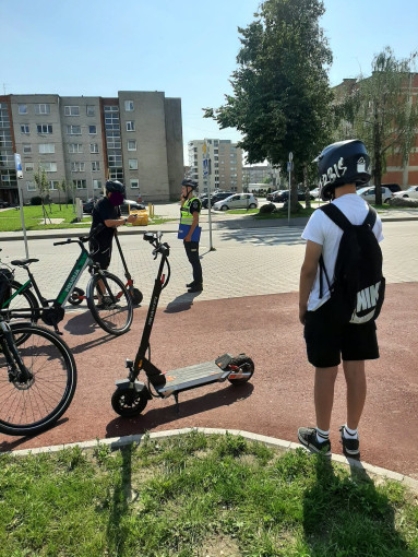 Policija įspėja: vis daugiau pažeidimų dėl elektrinių paspirtukų vairuotojų amžiaus