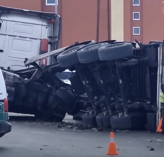 Klaipėdoje apvirto vilkiko priekaba su jūriniu konteineriu