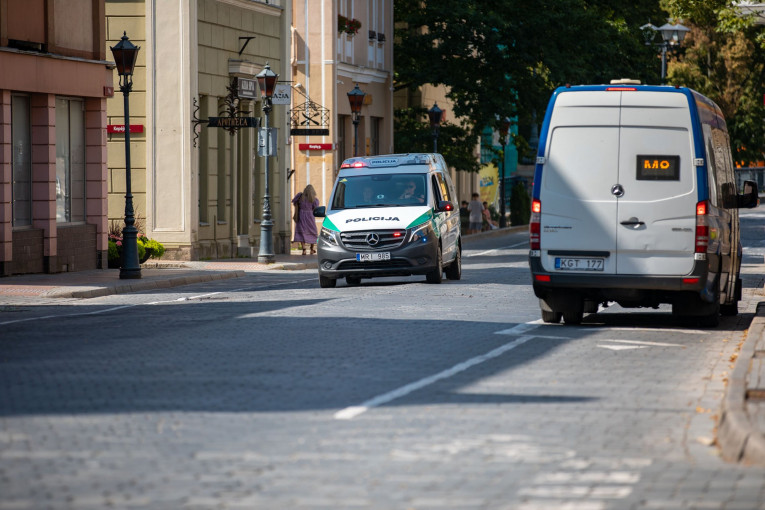 Klaipėdoje vaikinas, pavogęs mikroautobusą, atsitrenkė į automobilį