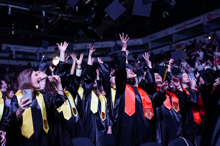 KU absolventams įteikti diplomai: linkėta tobulėti, siekti svajonių ir naudotis mokslo galia