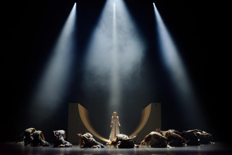 „Auksiniai scenos kryžiai“: Gunta Gelgotė apdovanota už Julijos vaidmenį operoje „Lokys“, Andrius Stasiulis - už šviesų dizainą šokio spektakliui „Dona Kichotė“