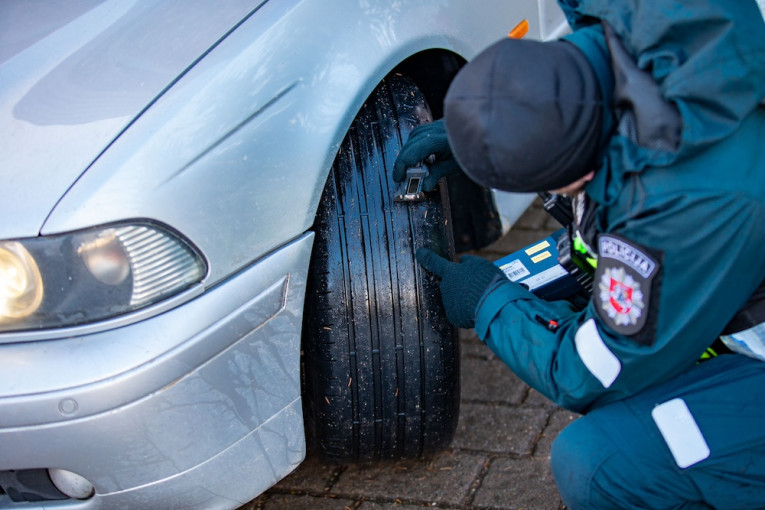 Klaipėdoje kelių policijos pareigūnai tikrino vairuotojų pasirengimą žiemai