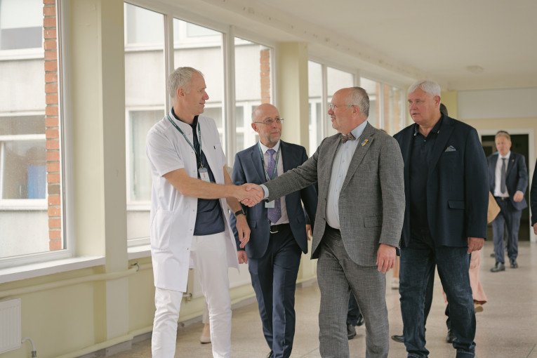 Seimo Pirmininkas Juozas Olekas: „Klaipėdos universiteto ligoninė lyderiauja susigrąžinant medikus į Lietuvą“