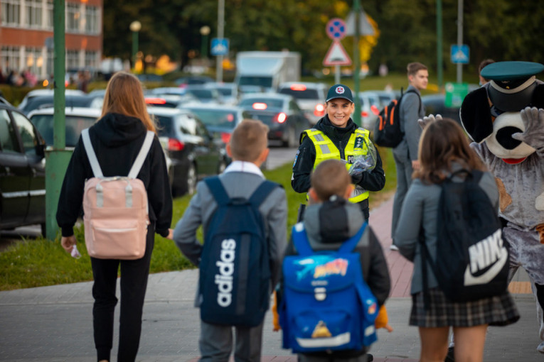 Klaipėdos pareigūnai mažiesiems priminė saugaus elgesio keliuose taisykles