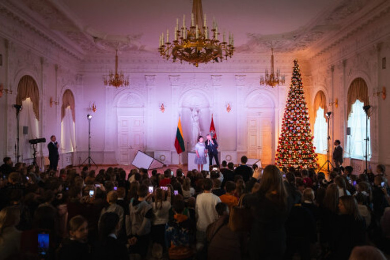 Prezidentas ir pirmoji ponia įžiebė pagrindinę Prezidentūros kalėdinę eglę