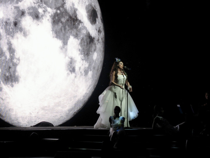 „A la luna“: mėnulio šviesoje - Sarah Brightman kūriniai ir populiariosios klasikos šedevrai