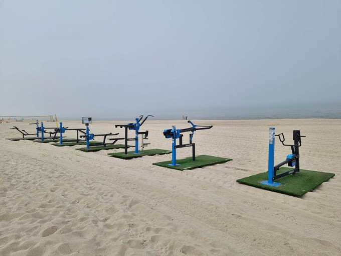 Nidos pietiniame paplūdimyje pastatyti lauko treniruokliai