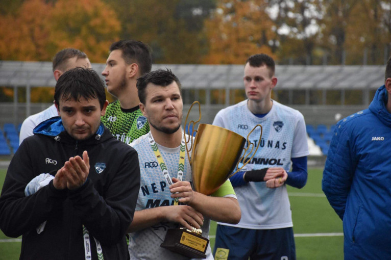 "Neptūno" futbolo komandos rankose LFF II lygos sidabro medaliai ir taurė