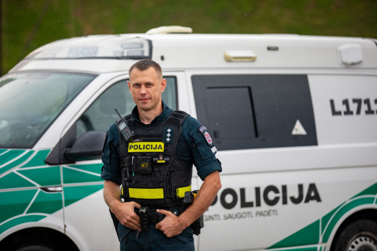 Patyręs pareigūnas patirtimi su policijos rėmėjais dalijasi realių iškvietimų metu