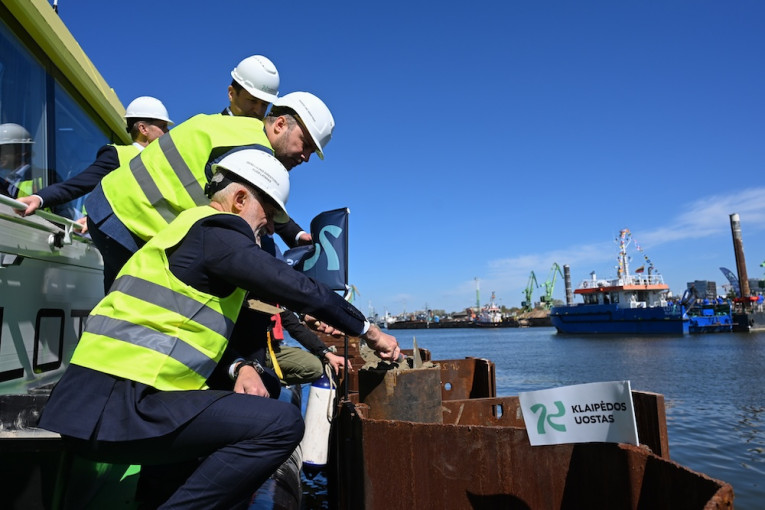 Iškilęs iš vandens sujungti žmones: būsimajame Kruizinių laivų terminale įkasta kapsulė ateities kartoms