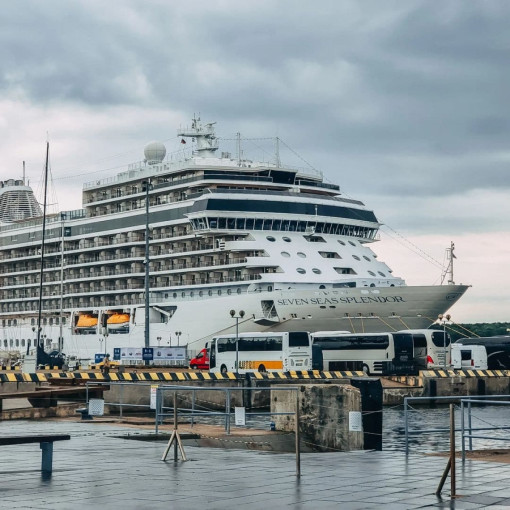 Šįryt pro Klaipėdos uosto vartus įplaukė pirmą kartą uostamiestyje viešintis „Seven Seas Splendor“