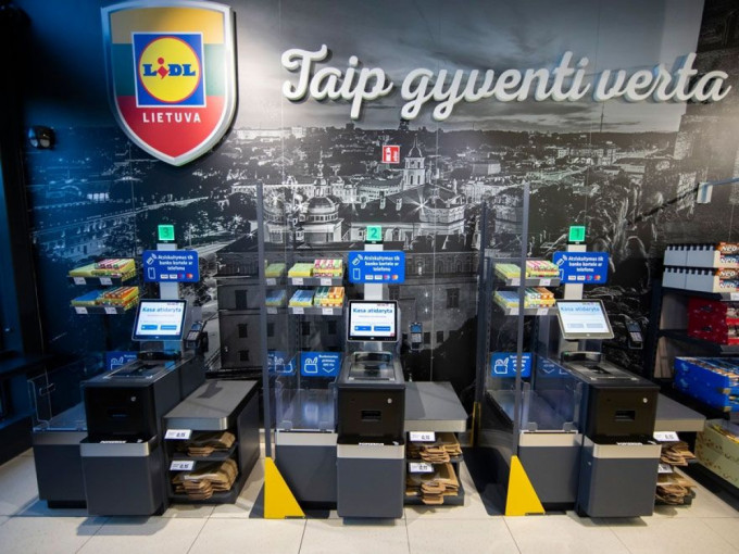 „Lidl“ pradeda diegti savitarnos kasas: atsiskaityti bus galima tik banko arba dovanų kortele