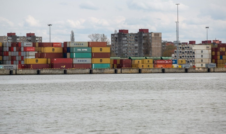 Klaipėdos uoste – prasti signalai: daugėja laivais išplukdomų tuščių konteinerių