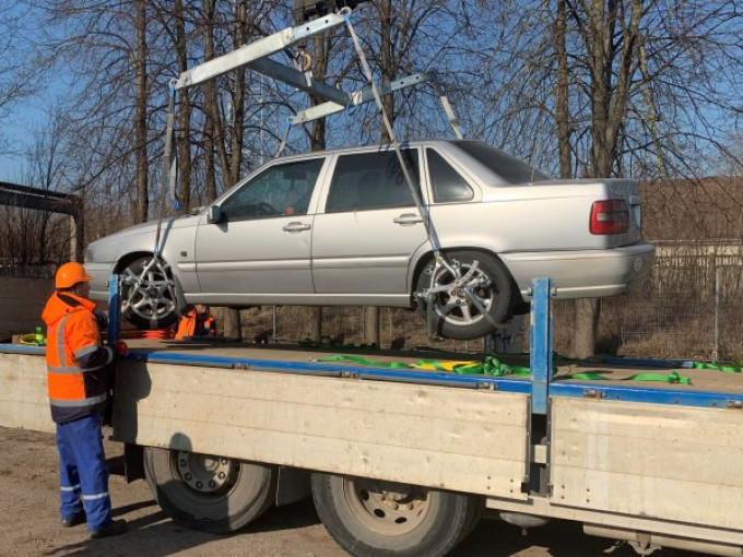 Iš Klaipėdos gatvių ir kiemų išgabenami bešeimininkiai automobiliai