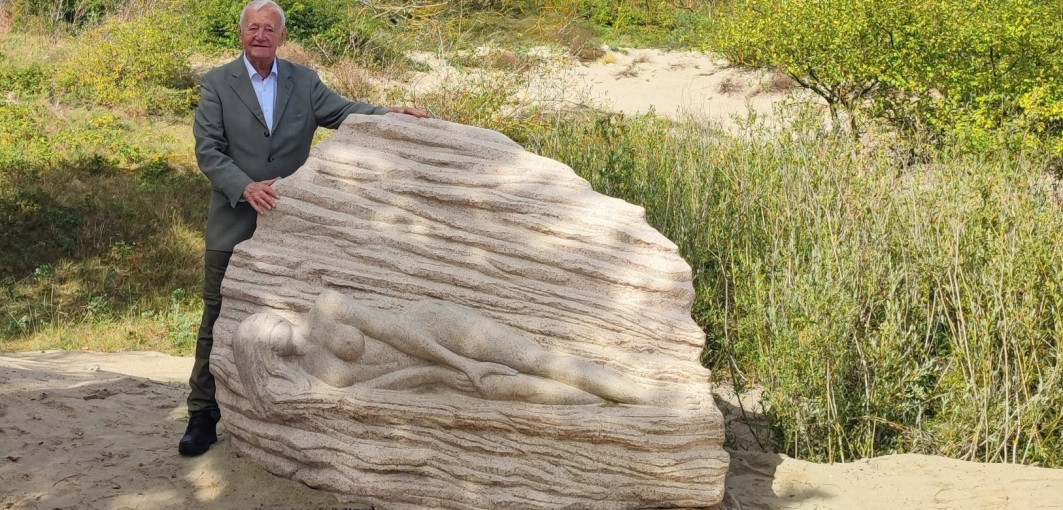 Neringoje atidengta skulptūra, įamžinanti fotografijų albumą „Žiedai tarp žiedų“