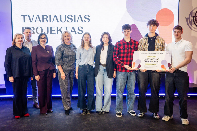 Apdovanoti dalyvaujamojo biudžeto projektai: mokiniai sprendė, kaip sukurti jaukesnę mokyklų aplinką