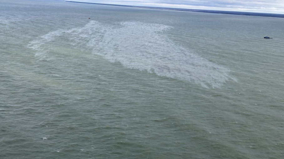 Į Baltijos jūrą išsiliejo 300 litrų naftos, į pagalbą pasitelktas karinis sraigtasparnis