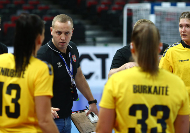 Lietuvos moterų rankinio rinktinės treneris: visą dėmesį skiriame savo komandai, o ne Rusijos pašalinimui