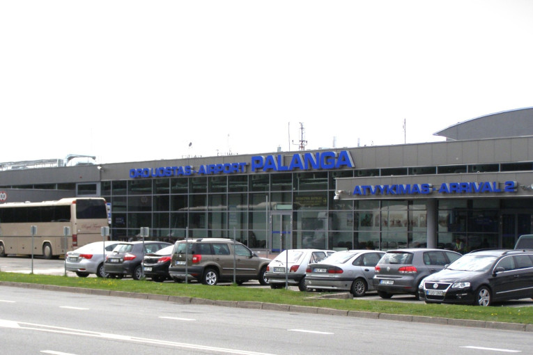 Pasieniečiai sulaikė iš Rygos skridusiame orlaivyje chuliganiškai besielgusį neblaivų keleivį