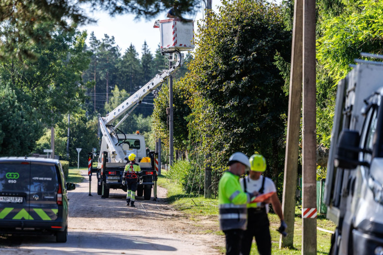 NAUJAUSIA INFORMACIJA APIE KOMPENSACIJAS: ESO mokės klientams kompensacijas, jeigu elektros dėl audros neturėjo ilgiau nei 72 val.