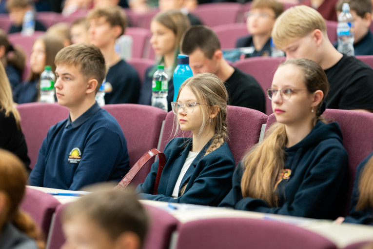 7-oji matematikos olimpiada Klaipėdos universiteto taurei laimėti subūrė rekordinį jaunųjų talentų skaičių