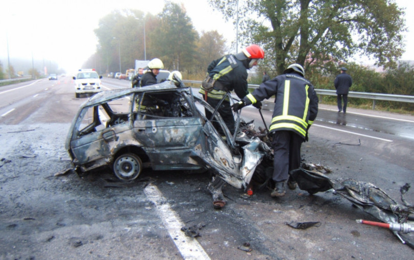 Ugniagesiai gelbėtojai pataria, kaip išsigelbėti įvykus autoavarijai