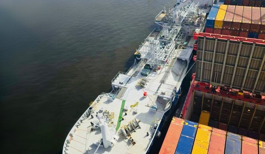 Pirmą kartą Klaipėdos uosto terminale atlikta konteinerinio laivo bunkeravimo operacija