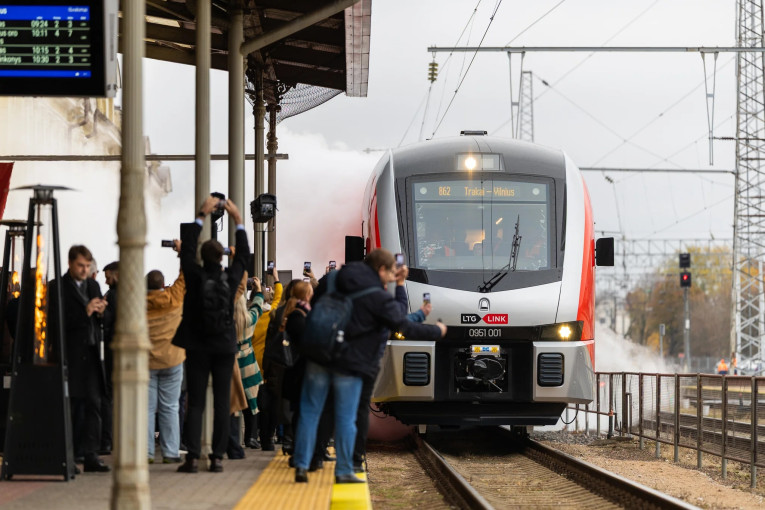 Pristatytas naujos kartos elektrinis traukinys „Stadler Flirt“