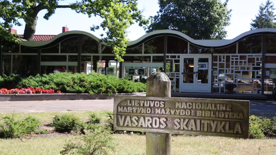 60 vasarų po ąžuolo šakomis: kvietimas dalytis nuotraukomis, kuriose įamžinta Palangos vasaros skaitykla