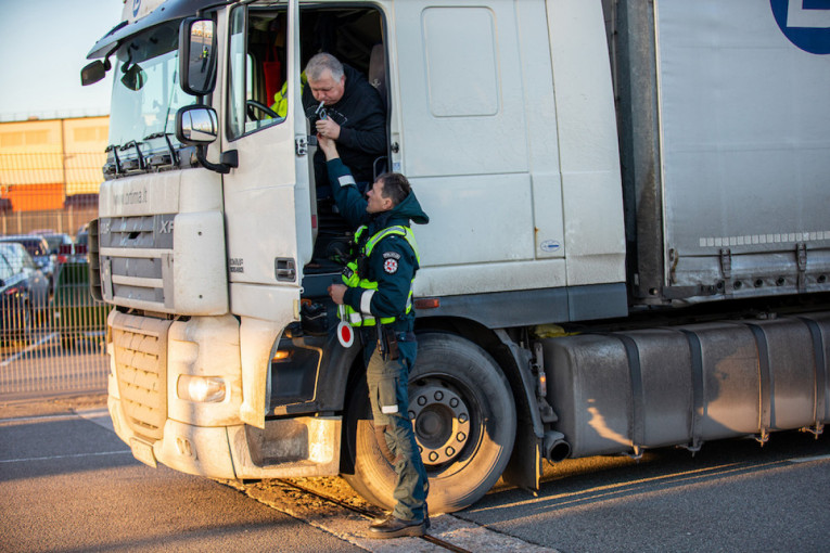 Klaipėdos apskrityje pareigūnai tikrino autobusų ir krovininių automobilių vairuotojus: rasta pažeidimų