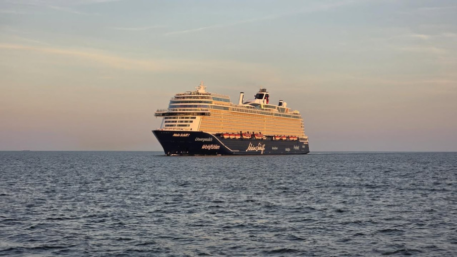 Į Klaipėdą atplaukė didžiausias šio sezono kruizinis laivas: beveik 3 tūkst. keleivių atgabeno „Mein Schiff 7“