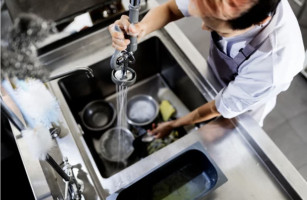 Užimtumo tarnyba: pajūrio įmonėms tebetrūksta virtuvės darbuotojų ir kambarinių