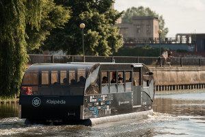 Unikalus vandens autobusas vėl kursuoja Dangės upe: paskelbtas maršruto tvarkaraštis